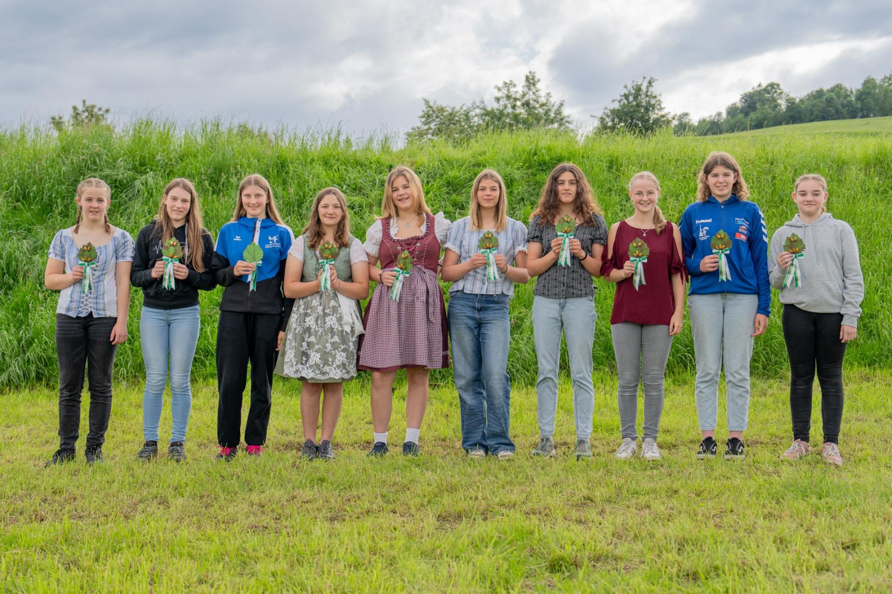 Zweigerinnen Meitli 1 v.l._ Marty Sara (4c), Berdoz Mathilde (4b), Emonet Léa (4a), Meer Luzia (2b), Zürcher Ronja (2a), Morier Blanche (Siegerin), Wäfler Olivia (Neuzweigerin 3a), Zemp Jolina (3b), Niederberger Joana (5a) und Inderbitzin Christina (Neuzweigerin, 5b). Zweigerinnen Meitli 1 v.l._ Marty Sara (4c), Berdoz Mathilde (4b), Emonet Léa (4a), Meer Luzia (2b), Zürcher Ronja (2a), Morier Blanche (Siegerin), Wäfler Olivia (Neuzweigerin 3a), Zemp Jolina (3b), Niederberger Joana (5a) und Inderbitzin Christina (Neuzweigerin, 5b).