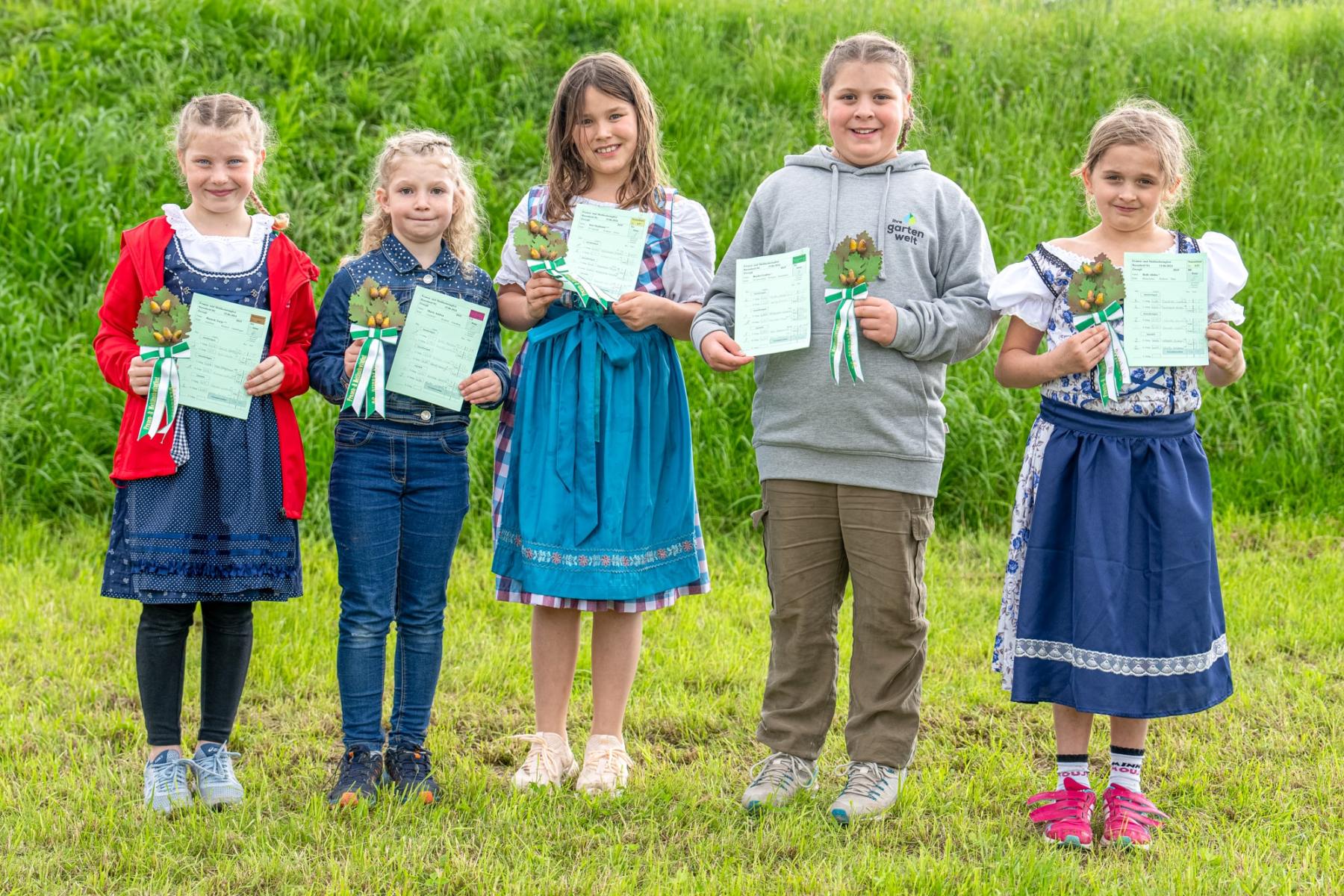 Zweigerinnen Zwergli v.l._Bieneck Tarja (4), Marty Andrea (2, Neuzweigerin), Iten Stephanie (Siegerin), Bucher Ladina (3) und Roth Alisha (5) Zweigerinnen Zwergli v.l._Bieneck Tarja (4), Marty Andrea (2, Neuzweigerin), Iten Stephanie (Siegerin), Bucher Ladina (3) und Roth Alisha (5)